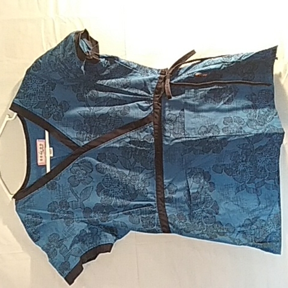 Koi Scrub Top Size Small Blue/Black floral print